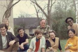 1969-xx-xx -TvZ Fran Lohr-Darryl Harris-John Pops Julia Bibi and Mimi Lomax Lightnin and Antoinette Hopkins-Charles at John Lomaxs garden in Houston-TX
